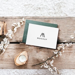 Maquette de carte de voeux d'automne rustique avec enveloppe verte, maquette de carte de vacances A5, maquette d'invitation de mariage Boho, maquette de carte de vacances confortable