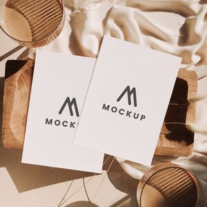 Wenskaart mockup, uitnodigen mockup, slimme object kaart mockup, Boho kaart mockup, lege witte kaart mockup, rustieke bruiloft uitnodiging mockup