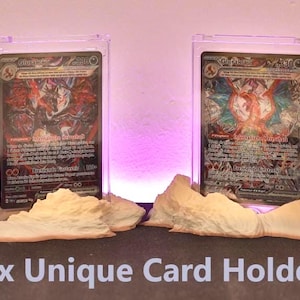 Présentoir Pokémon / Magic, porte-cartes sur pied au look rock. Présentez vos meilleures cartes de manière appropriée.