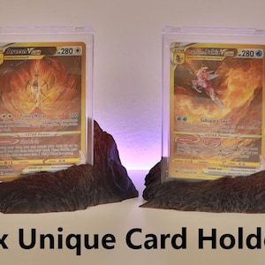 Tarjetero Pokémon/Magic con aspecto de roca. Presenta tus mejores cartas de forma adecuada.