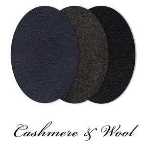 Peut inclure: Trois échantillons ovales de tissu en cachemire et laine, de couleur marine, gris anthracite et noir. Le texte "Cashmere & Wool" est écrit en dessous dans une police élégante. L'image présente les couleurs et les textures du tissu.