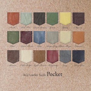 Op de afbeelding: Een kleurenkaart van echte leren suède zakken in verschillende kleuren, waaronder baksteen, lichtblauw, donkerbruin, groen, geel, kastanjebruin, olijf, donker bordeaux, blauw, beige-grijs, warm beige, karamel, bruin, koud beige, lichtbruin, bordeaux, grijs en marineblauw.