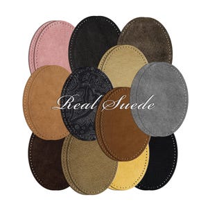 Peut inclure: Diverses pièces de suède ovales de couleurs variées, notamment rose, noir, et marron. Chaque pièce est bordée de coutures. Le texte "Real Suede" est affiché au centre. Idéal pour le bricolage.