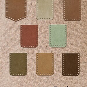 Puede incluir: Siete recortes de bolsillo de cuero en varios colores, como marrón, beige y verde. Cada bolsillo tiene pequeños agujeros alrededor de los bordes. El texto "Real Leather Super Soft Pocket" se muestra en la parte inferior.