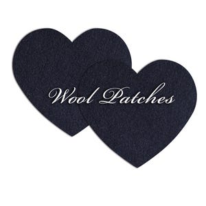 Może przedstawiać: Dwie granatowe naszywki w kształcie serca na białym tle. Napis "Wool Patches" jest napisany kursywą na sercach. Naszywki lekko się nakładają.