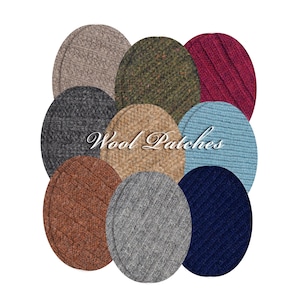 Könnte beinhalten: Eine Sammlung ovaler Wollflicken in verschiedenen Farben, darunter Beige, Grau, Braun, Grün und Blau. Die Flicken haben ein strukturiertes, geripptes Design. Der Text "Wool Patches" ist in einer kursiven Schriftart über der Mitte des Bildes zu sehen.