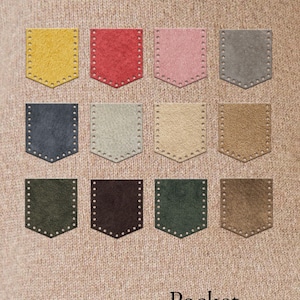 Puede incluir: Doce bolsillos de cuero de gamuza en varios colores: amarillo, rojo, rosa, gris, azul marino, beige, marrón claro, verde oliva, marrón oscuro y marrón claro. Cada bolsillo es rectangular con una base puntiaguda y un borde cosido. El texto "Real Leather Suede Pocket" está en la parte inferior.