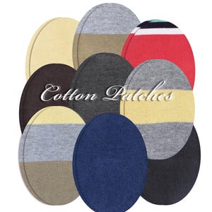 Può includere: Una collezione di toppe in cotone di forma ovale in vari colori e motivi, inclusi design a tinta unita blu navy, antracite, crema e a righe multicolori. Il testo Cotton Patches è sovrapposto in corsivo bianco al centro della composizione.