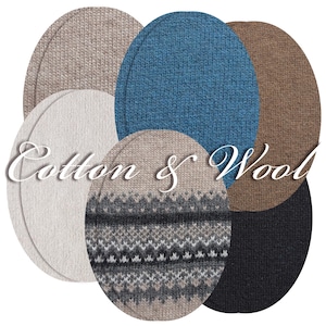 Op de afbeelding: Zes stofstalen in verschillende kleuren en patronen, waaronder beige, blauw, bruin en grijs. De stalen zijn in een cirkel gerangschikt en de tekst "Cotton & Wool" is in wit op de stalen gedrukt.