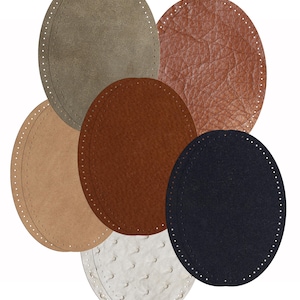 Op de afbeelding: Een assortiment ovale leren bodems in verschillende kleuren, waaronder bruin, beige, grijs en zwart. Elke bodem heeft een reeks kleine gaatjes rondom voor het naaien. De texturen variëren van glad tot getextureerd, wat de verschillende leersoorten laat zien.