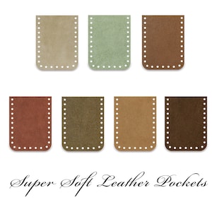 Puede incluir: Ocho bolsillos rectangulares de cuero en tonos beige, verde y marrón. Cada bolsillo tiene una línea de puntos blancos alrededor de los bordes, indicando costura. El texto "Super Soft Leather Pockets" se encuentra debajo de los bolsillos.