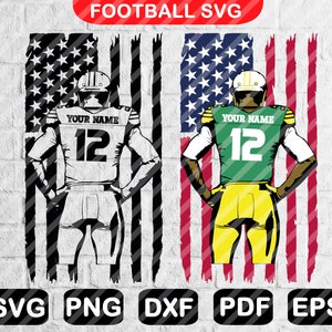 Op de afbeelding: Twee American football spelers staan ​​rug aan rug voor een Amerikaanse vlag. De spelers dragen shirts met nummer 12 en de tekst "YOUR NAME".