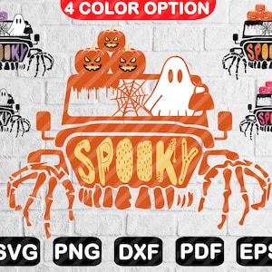 Könnte beinhalten: Orangener Jeep mit einem Geist und Kürbissen auf der Motorhaube. Der Jeep hat das Wort "Spooky" auf der Vorderseite. Der Jeep hat Spinnenbeine.