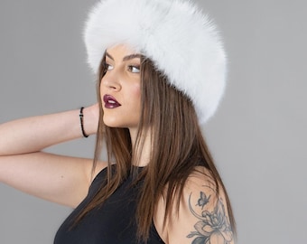 Elegante diadema de piel de zorro blanca para una calidez invernal excepcional
