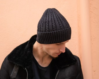 Gorro tejido a mano en color negro para hombre