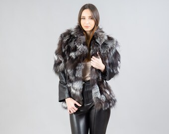 Zilverkleurige vossenbontjas met leren mouwen – winterjas dames