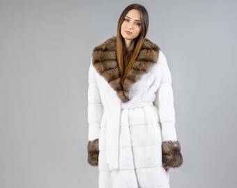 Vit minkpälskappa med sabelkrage och vitt bälte