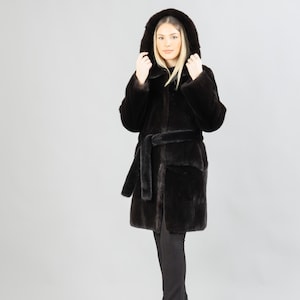 Schwarzer Nerzpelzmantel mit Kapuze und Gürtel für Damen Wintermäntel Warm
