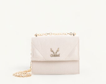 Beige leather shoulder bag with a golden chain strap