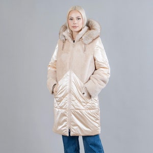 Elegante cappotto sintetico beige con cappuccio staccabile in pelliccia di volpe – Lussuoso calore invernale