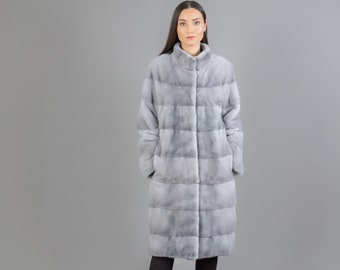 ミンク❓　グレー 毛皮 コート グレーのミンクの毛皮のコート、毛皮のコート、ミンクの毛皮、冬の