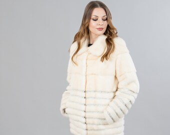 Veste en fourrure de vison véritable avec détails en cuir de couleur beige
