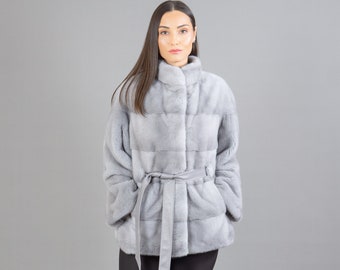 Elegante chaqueta de piel de visón gris con cinturón de cuero