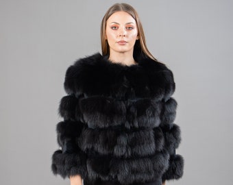 Chaqueta de piel de zorro negra con detalles de piel de conejo