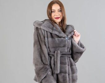 Chaqueta de piel de visón con capucha en color gris oscuro