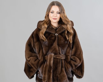 Capa de piel de visón auténtica con capucha y cinturón en marrón: calidez lujosa