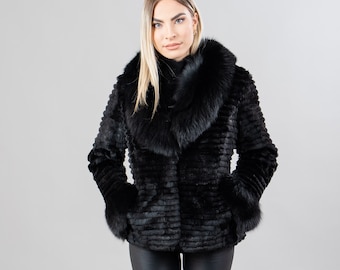 Chaqueta de piel de conejo con detalles de piel de zorro en color negro