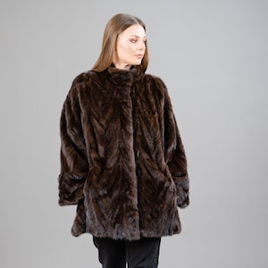 Echte Nerz Pelz Jacke In Brauner Farbe Mit Einem Kurzen Pelzkragen