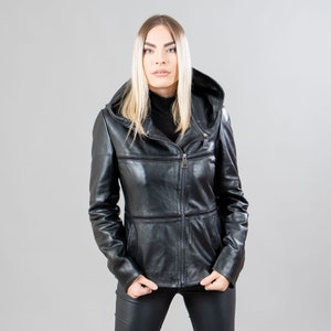 Blouson en cuir d'agneau noir avec capuche et col amovibles