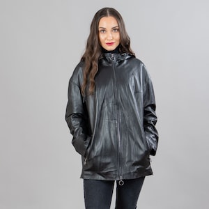 Veste en cuir véritable avec une capuche en peau de lampe véritable