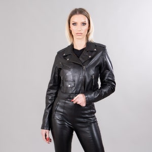 Veste courte en cuir de couleur noire