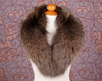 Elegante collare in vera pelliccia di volpe marrone con design staccabile