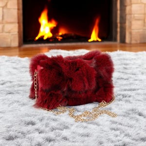 Burgunder Fuchspelz Handtasche mit Gold Ketten Details