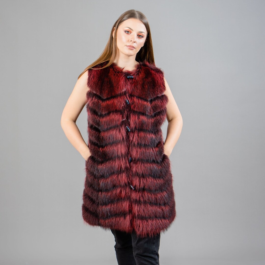 Lange Waschbär Pelzweste in roter Farbe Österreich