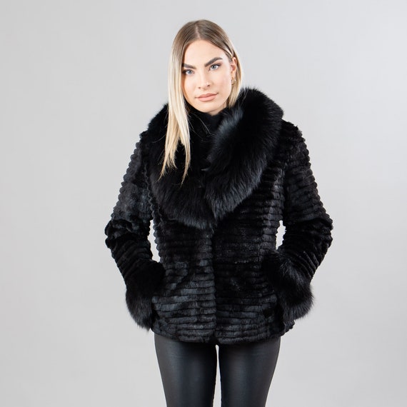 フォックスファーのディテールが施された黒色のラビットファー