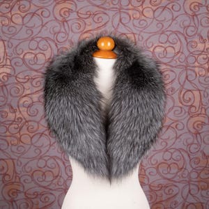 Elegant Real Fox Fur Collar in Silver – Detachable Winter Accessory