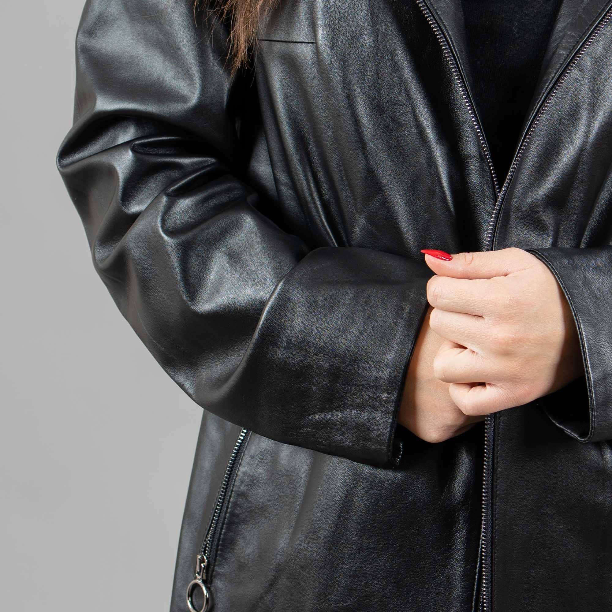 Veste en cuir avec capuche sale