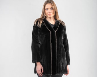 Jacka av äkta minkpäls i svart färg med bruna detaljer