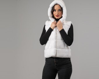 フード付きホワイトラビットファーベスト - ギリシャの高級工芸品