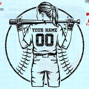 Op de afbeelding: Zwart-wit honkbalafbeelding met een speler met een knuppel op de schouders, geplaatst in een honkbalomtrek. Het shirt toont "YOUR NAME" en het nummer "00". Inclusief tekst: "FONT INCLUDED" en "70+ Free Designs".