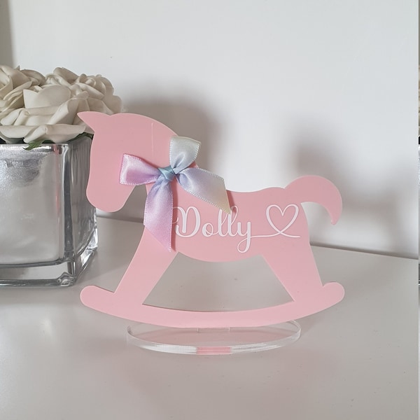 Plaque de cheval à bascule personnalisée, signe de cheval à bascule autoportant, décor de pépinière, cadeau de bébé, cadeau de douche de bébé, nouveau bébé