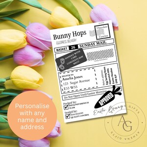 Puede incluir: Un correo con temática de Pascua en blanco y negro con el texto "Bunny Hops" y "Sunday Mail". El correo incluye una dirección de entrega, una pegatina "Handle with Care" y un sello "Approved". El fondo presenta tulipanes amarillos y rosas.