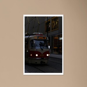 プラハの路面電車のプリント プラハの街の生活のプリント 夕方の写真のポスター プラハのタイムアウトの壁アート