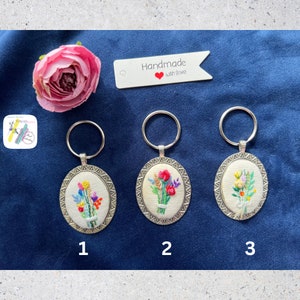 Handgemachter Schlüsselanhänger, handgemachter Schlüsselring, Blumenstickerei, Stickerei Schlüsselanhänger, Geschenk für sie, Accessoires gestickt, DMC Stickerei