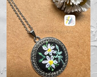 Hand embroidered pendant, round antique silver look, daisy flower, handmade necklace, gift for her, embroidery jewellery, April flower