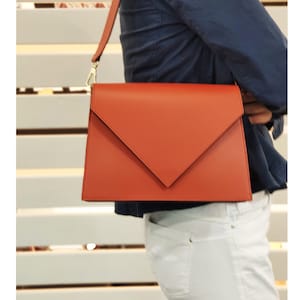 Leren schouder- en crossbodytas met V-envelop en 2 leren riemen